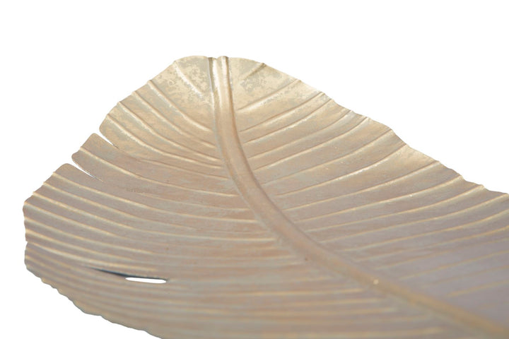 Goldenes Metalltablett in Form eines Buchstabens