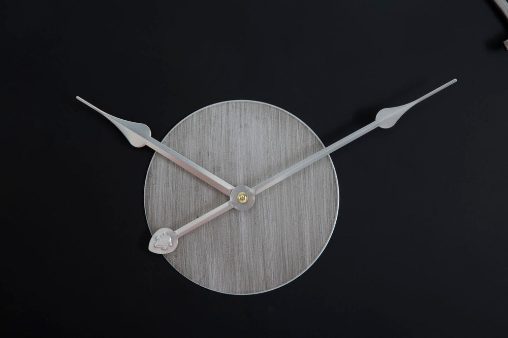 Silberne und schwarze runde Wanduhr
