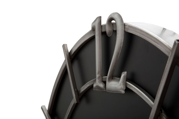 Silberne und schwarze runde Wanduhr