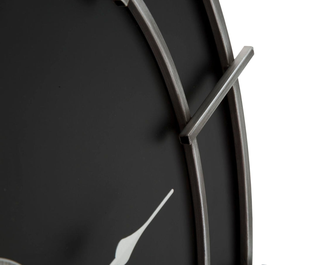 Silberne und schwarze runde Wanduhr
