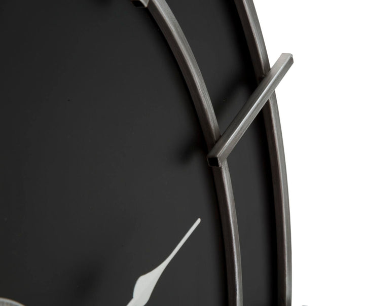 Silberne und schwarze runde Wanduhr