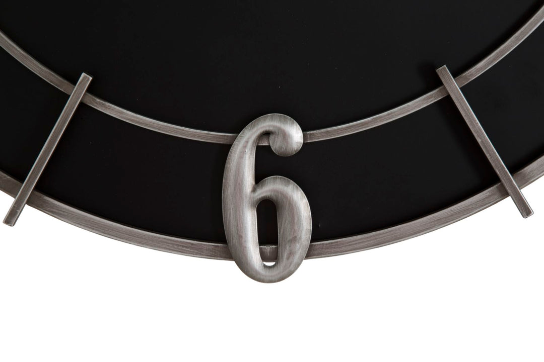 Silberne und schwarze runde Wanduhr