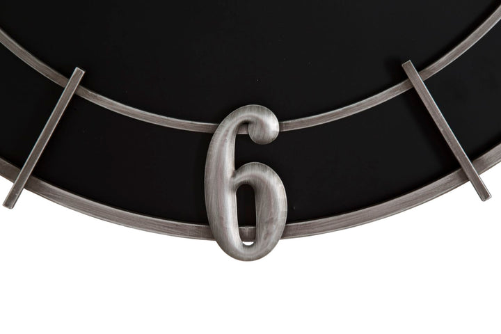 Silberne und schwarze runde Wanduhr