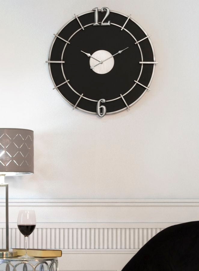Silberne und schwarze runde Wanduhr