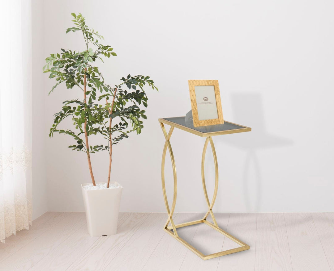 Geometrischer kleiner Tisch aus Goldmetall und Glas
