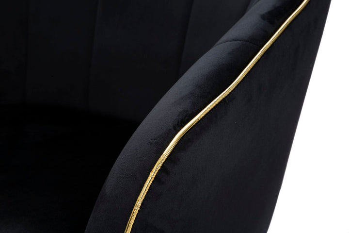 Schwarzer gepolsterter Sessel mit schwarzen Holzbeinen und goldenen Details