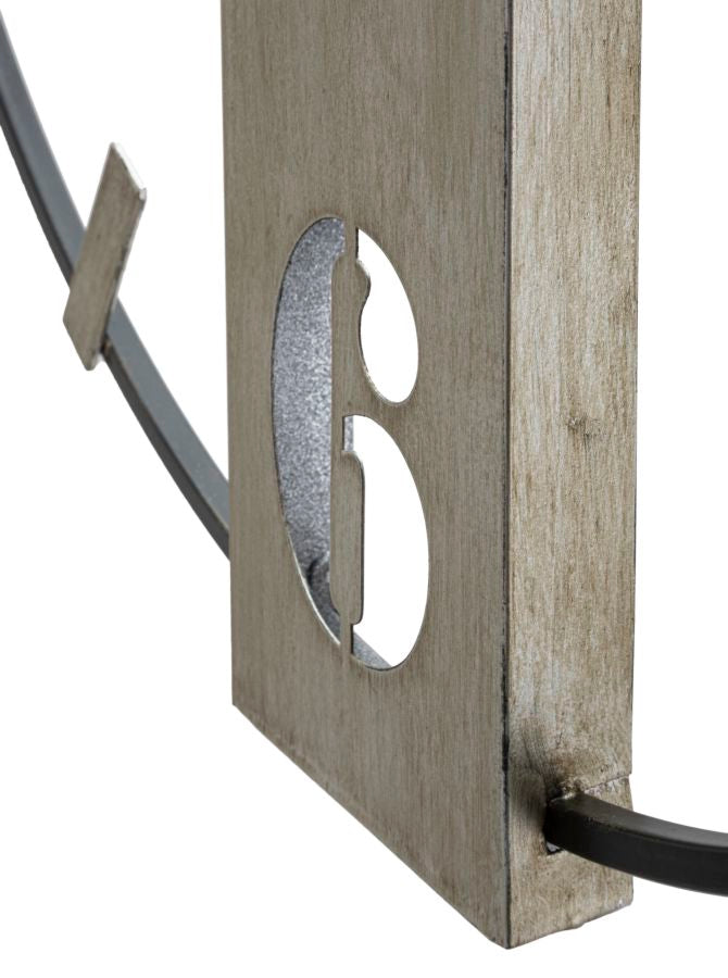 Silberne und schwarze Wanduhr aus Metall