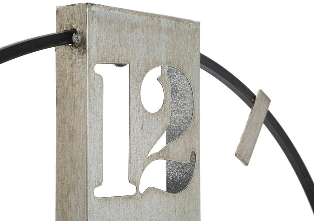 Silberne und schwarze Wanduhr aus Metall
