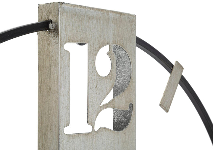Silberne und schwarze Wanduhr aus Metall