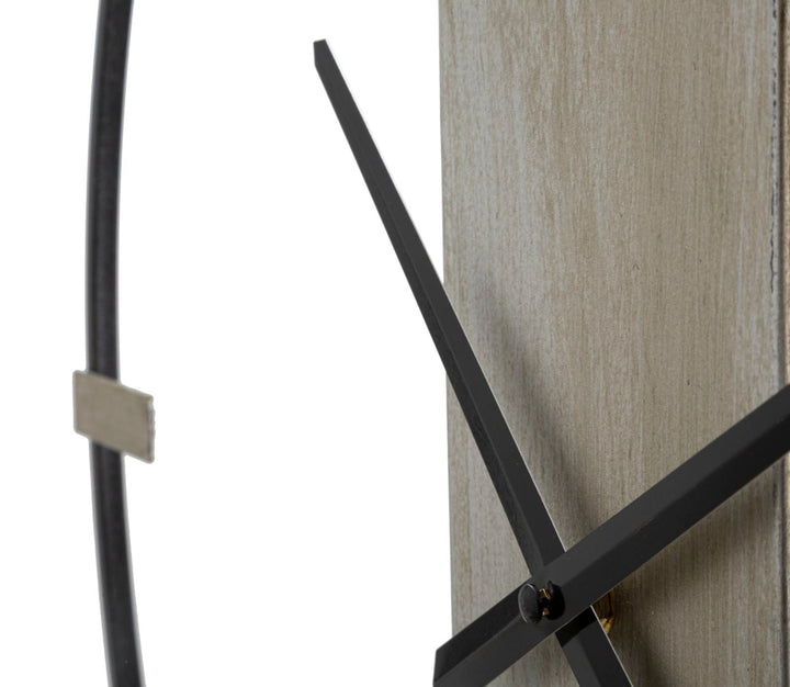Silberne und schwarze Wanduhr aus Metall