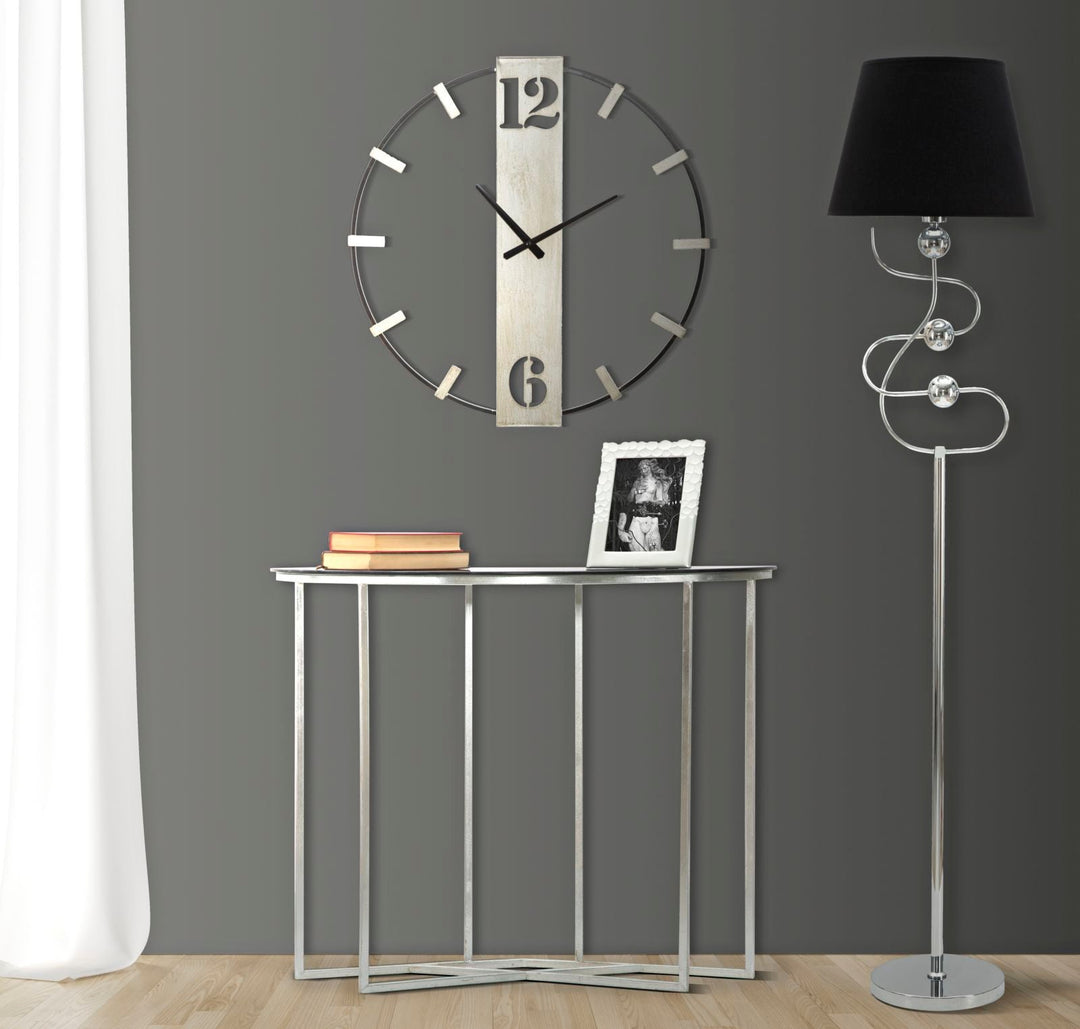 Silberne und schwarze Wanduhr aus Metall