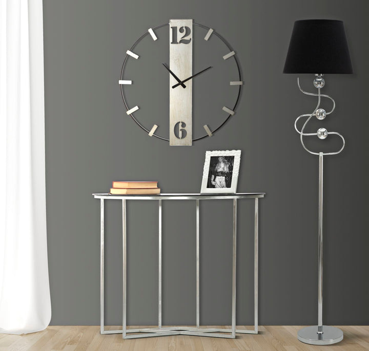 Silberne und schwarze Wanduhr aus Metall