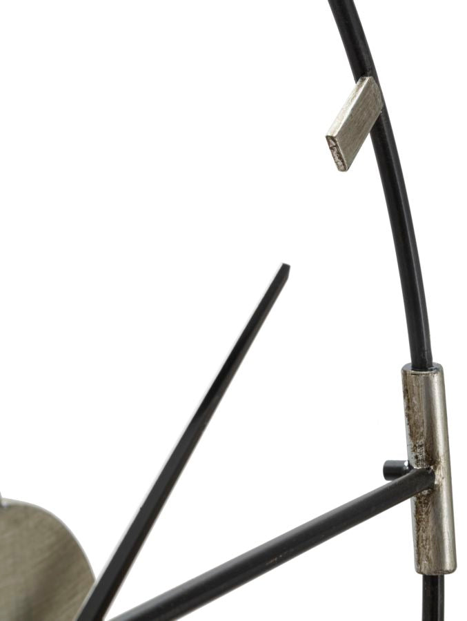 Silberne und schwarze Wanduhr aus Metall