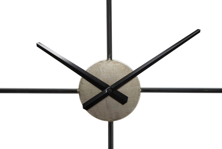 Silberne und schwarze Wanduhr aus Metall