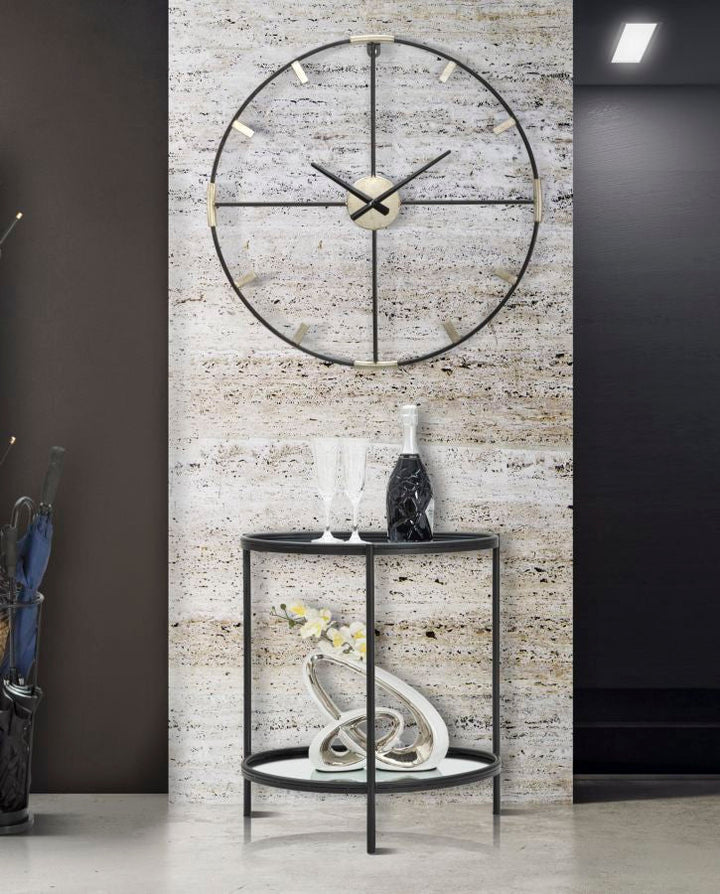 Silberne und schwarze Wanduhr aus Metall
