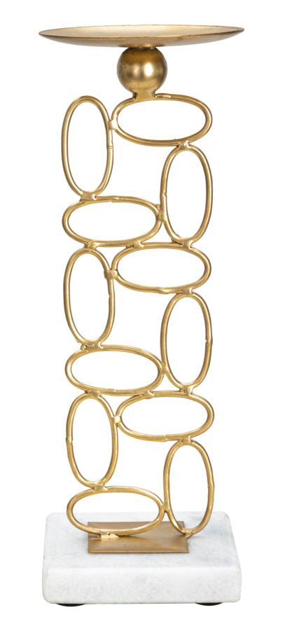 Geometrischer Kerzenständer aus Goldmetall auf weißem Marmorsockel
