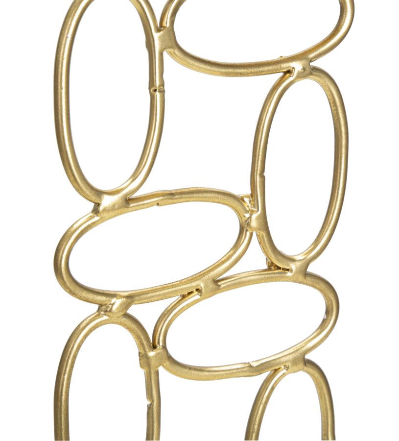 Geometrischer Kerzenständer aus Goldmetall auf weißem Marmorsockel