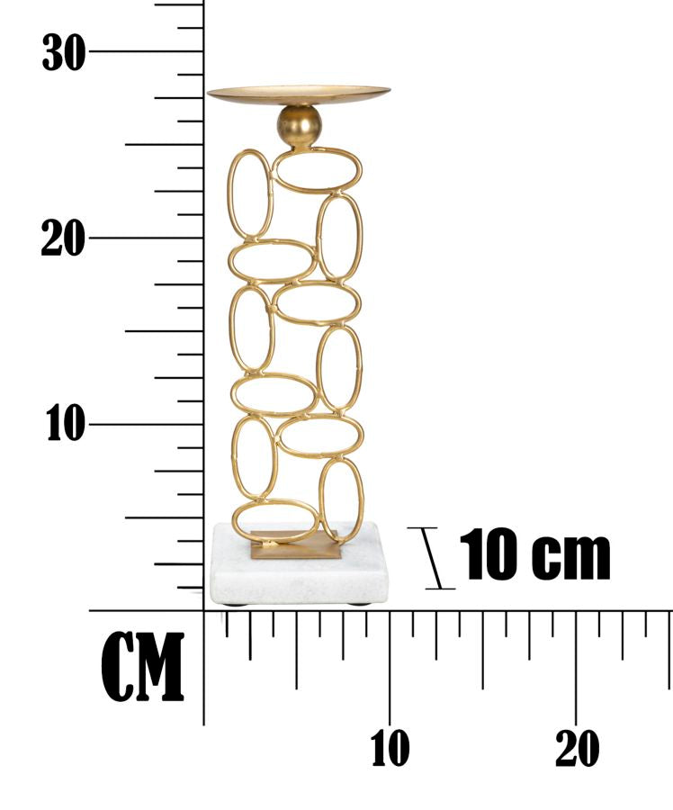 Geometrischer Kerzenständer aus Goldmetall auf weißem Marmorsockel