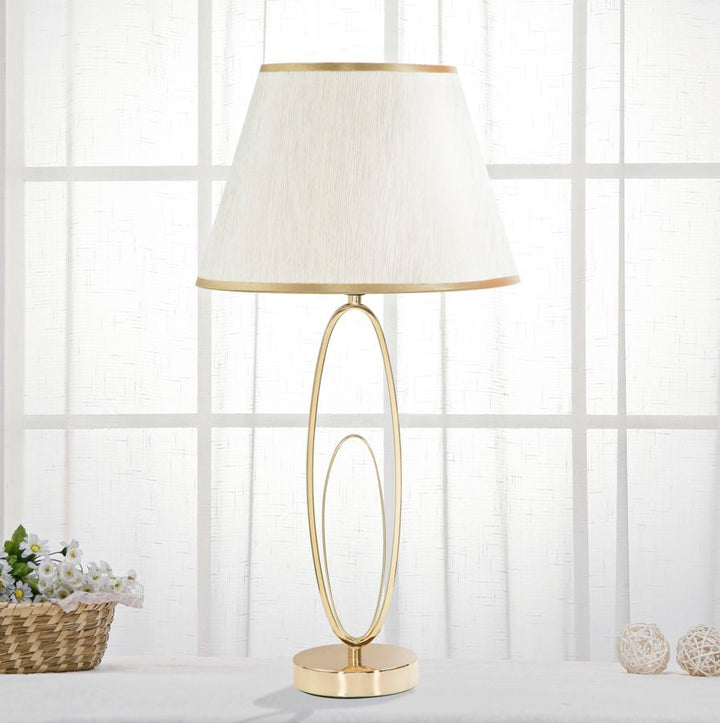Moderne Tischleuchte in Gold und Creme