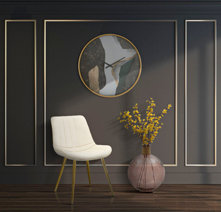 Cremefarbener gepolsterter Stuhl mit goldenen Metallbeinen
