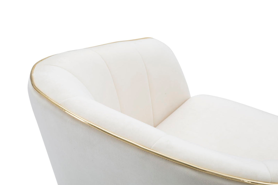 Cremefarbener gepolsterter Sessel mit schwarzen Holzbeinen und goldenen Details