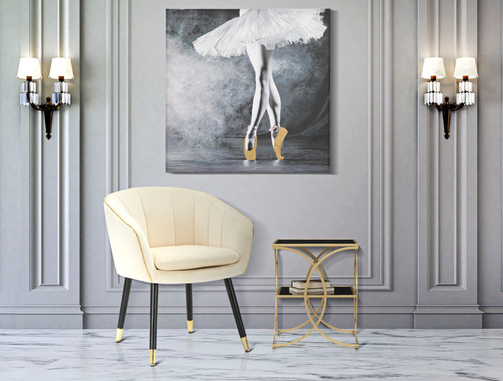 Cremefarbener gepolsterter Sessel mit schwarzen Holzbeinen und goldenen Details