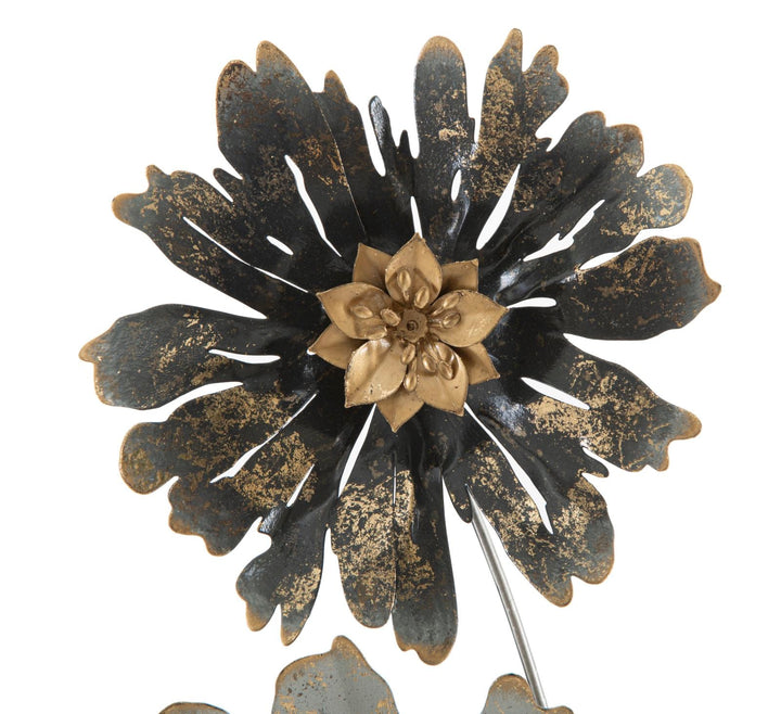 Moderne Wanddekoration mit Metallblumen