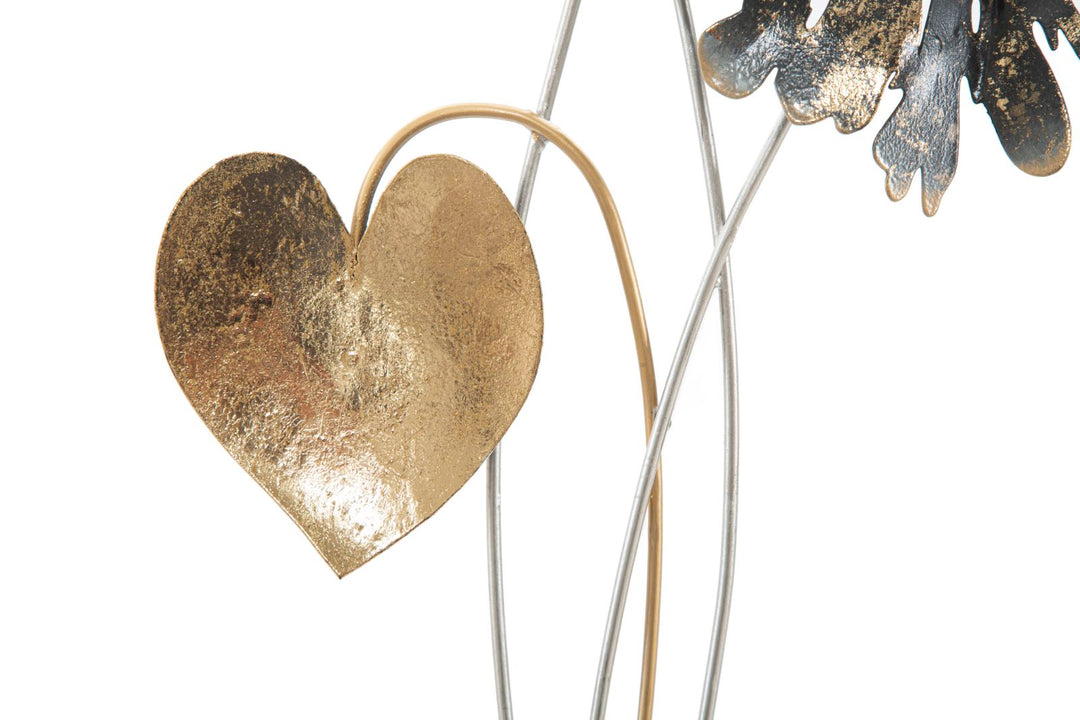 Moderne Wanddekoration mit Metallblumen