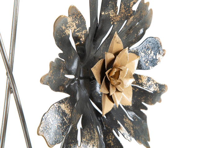 Moderne Wanddekoration mit Metallblumen