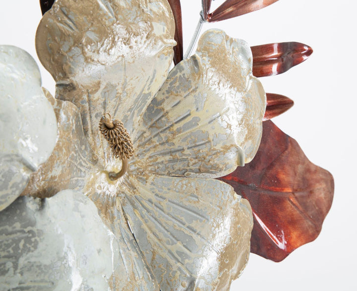 Moderne Wanddekoration mit Metallblumen