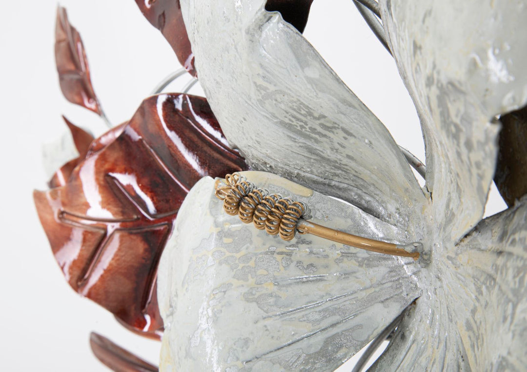 Moderne Wanddekoration mit Metallblumen