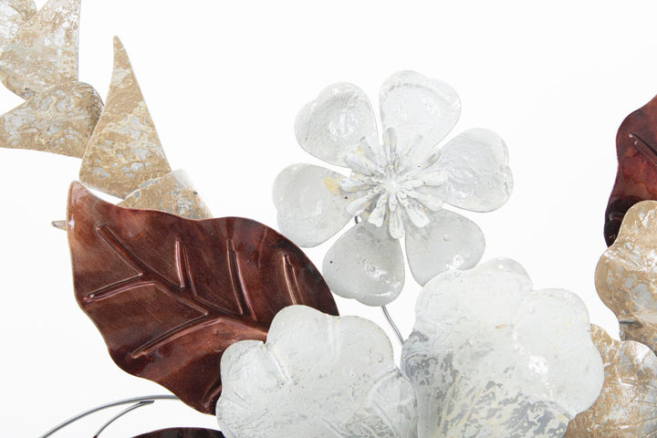 Moderne Wanddekoration mit Metallblumen