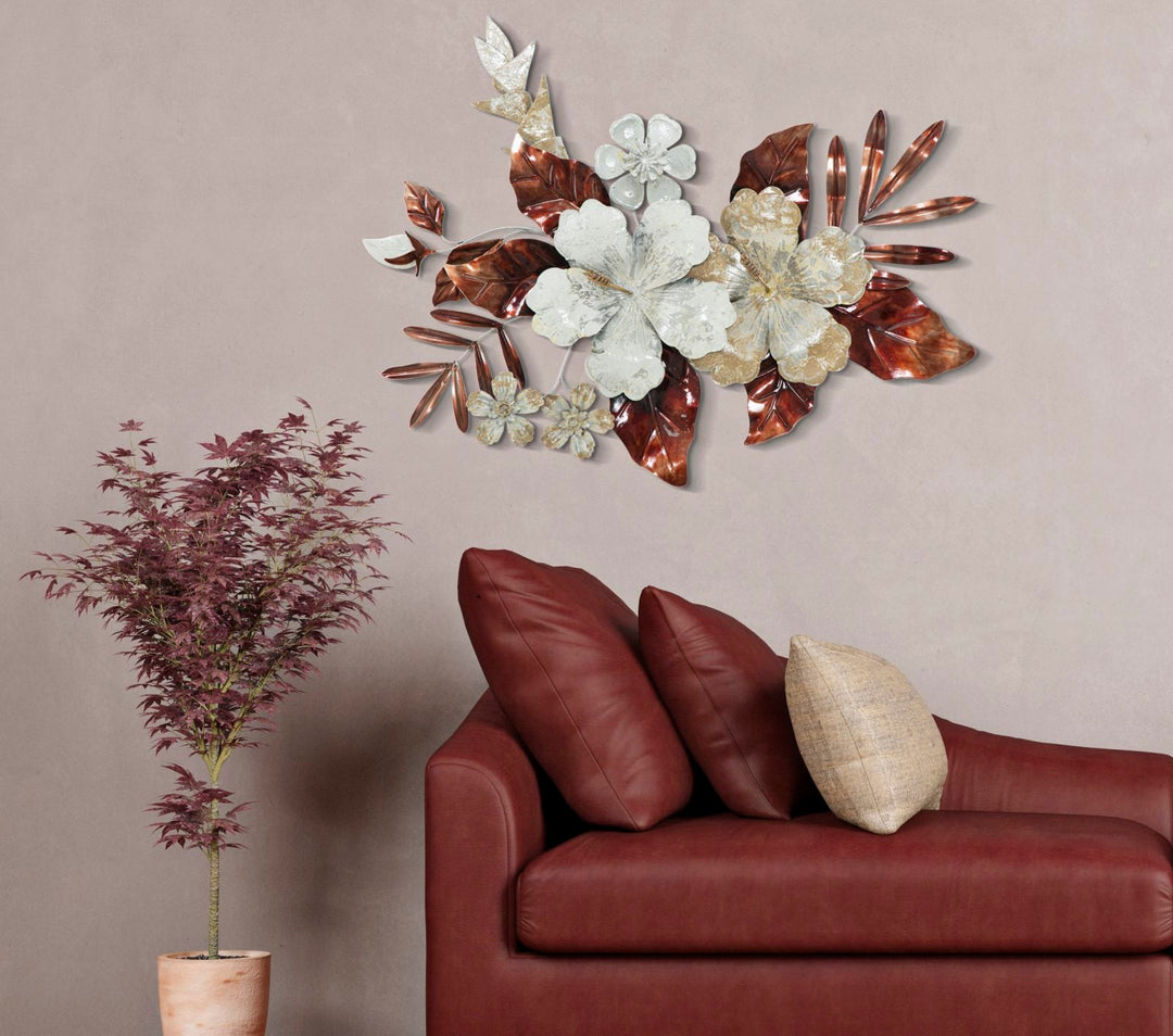 Moderne Wanddekoration mit Metallblumen