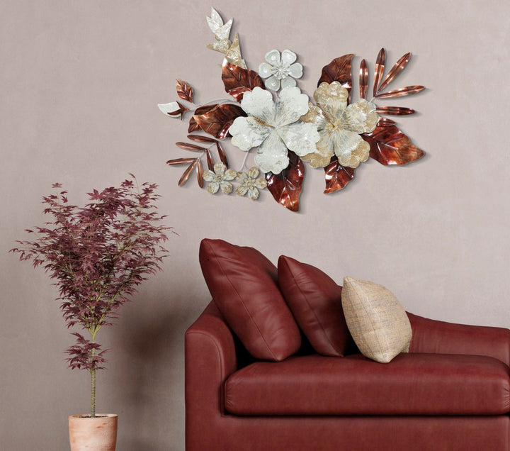 Moderne Wanddekoration mit Metallblumen