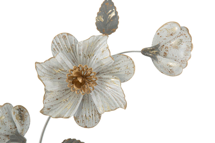 Moderne Wanddekoration mit Metallblumen