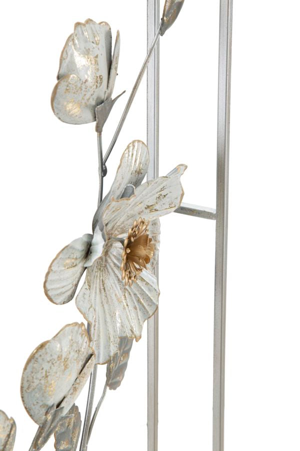 Moderne Wanddekoration mit Metallblumen