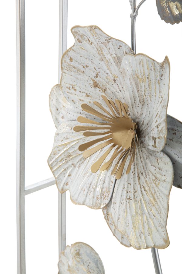 Moderne Wanddekoration mit Metallblumen