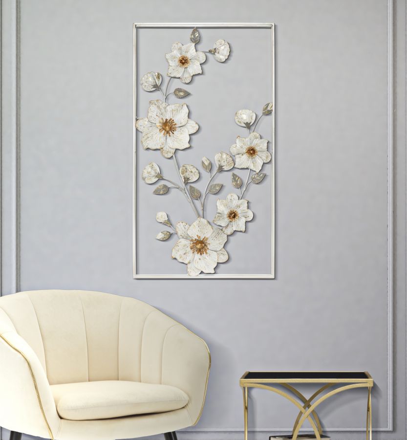 Moderne Wanddekoration mit Metallblumen