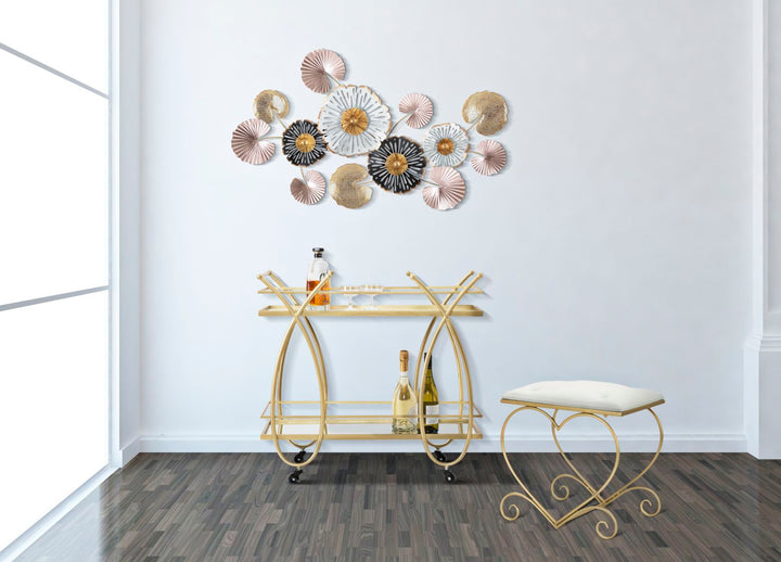 Cremefarbener Sitz mit goldenen Beinen in Herzform