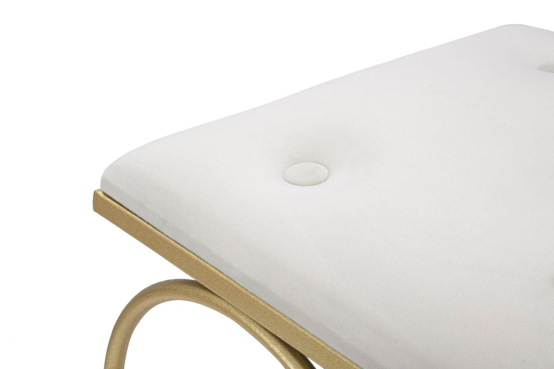 Cremefarbener Sitz mit goldenen Beinen in Herzform