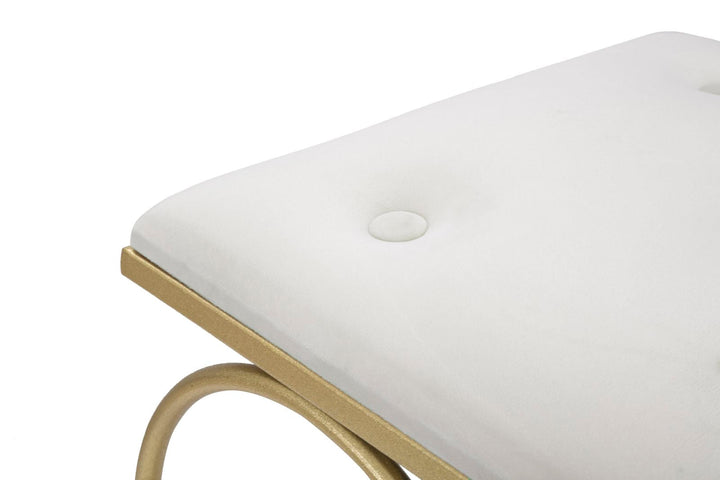Cremefarbener Sitz mit goldenen Beinen in Herzform
