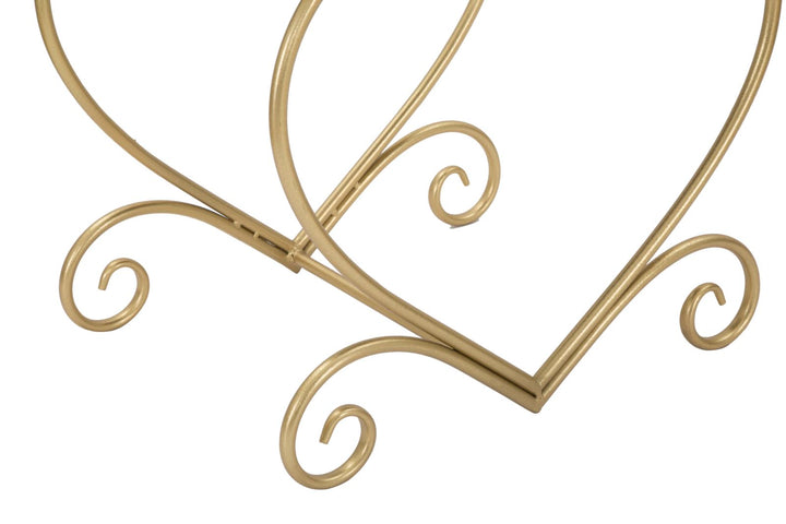 Cremefarbener Sitz mit goldenen Beinen in Herzform