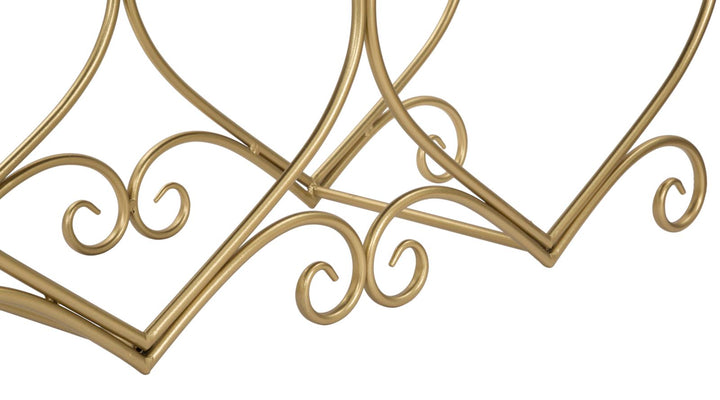 Cremefarbene Sitzbank mit herzförmigen goldenen Beinen