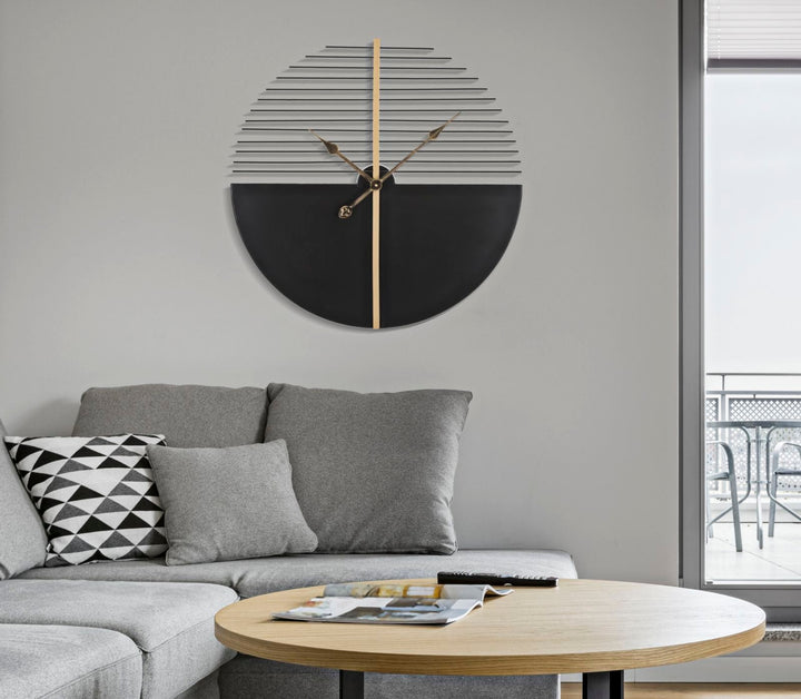 Schwarze und weiße moderne Wanduhr mit geometrischem Muster