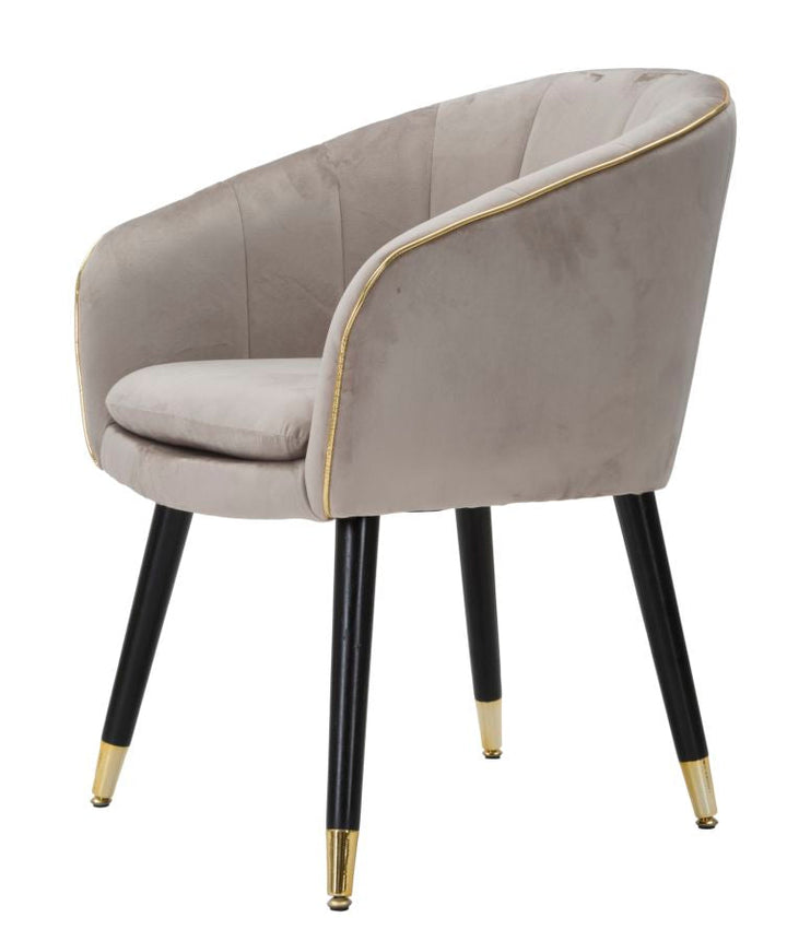 Grauer gepolsterter Sessel mit schwarzen Holzbeinen und goldenen Details