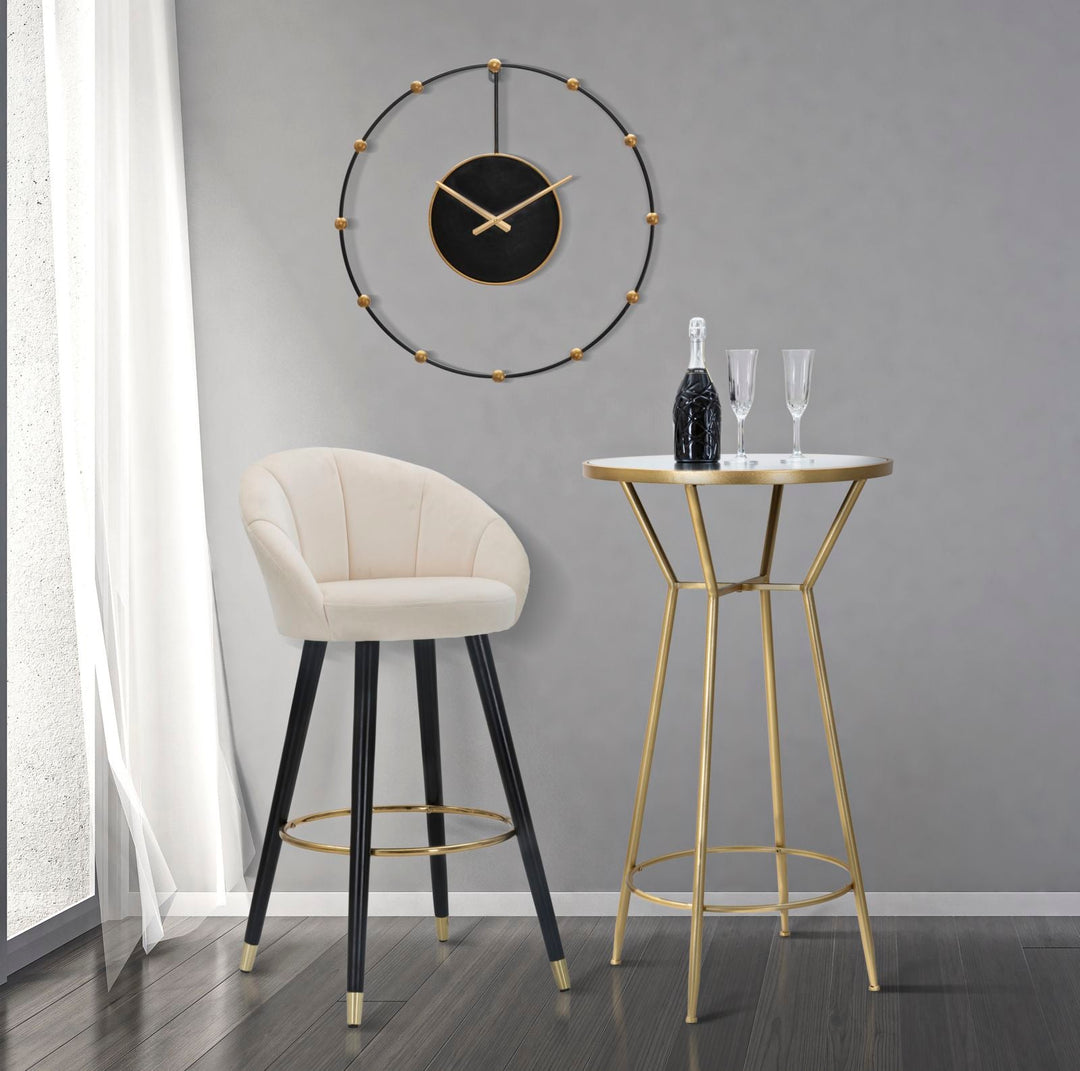 Barhocker aus cremefarbenem Samt mit schwarzen Holzbeinen und goldenen Details