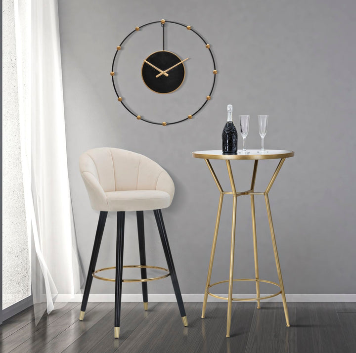 Barhocker aus cremefarbenem Samt mit schwarzen Holzbeinen und goldenen Details
