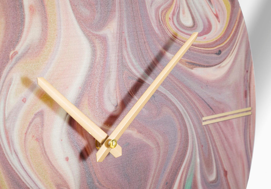 Wanduhr mit Marmormuster