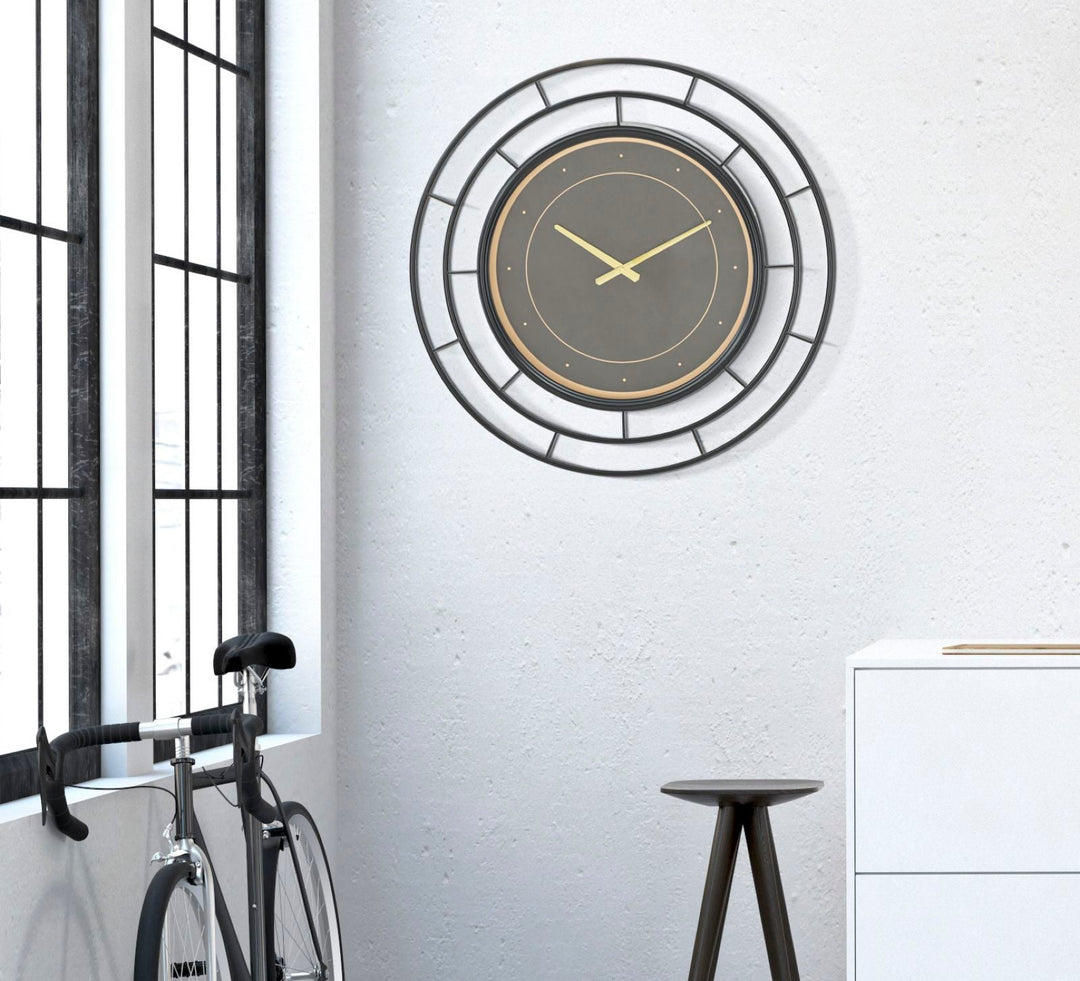 Schwarze und goldene runde Wanduhr