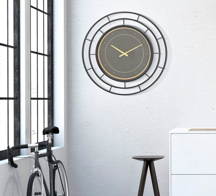 Schwarze und goldene runde Wanduhr